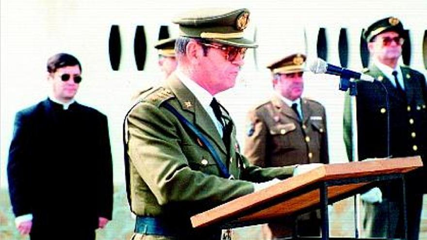 capellán castrense. Sirvent, primero por la izquierda, rodeado de militares, en un acto en Eivissa en 1995.