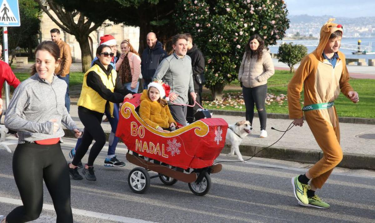 Algunos de los corredores en Cangas.   | // SANTOS ÁLVAREZ