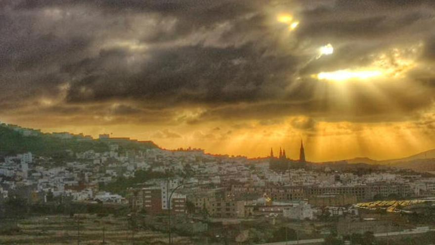 Amanecer de este Viernes Santo en Arucas.