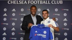 Pedro posa con la camiseta del Chelsea, ayer..