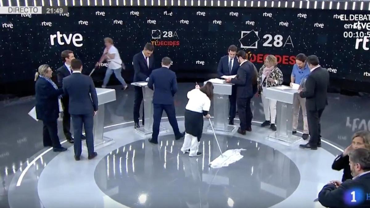 Dos limpiadoras, minutos antes del debate a cuatro de TVE