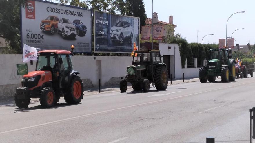 La comitiva de tractors travessant Figueres al migdia.