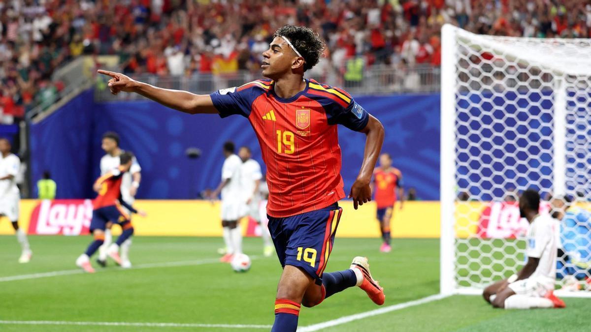 Lamine Yamal celebra el primer gol d’Espanya contra l’Aràbia Saudita, diumenge. | JUSTIN SETTERFIELD / GETTY IMAGES VIA AFP