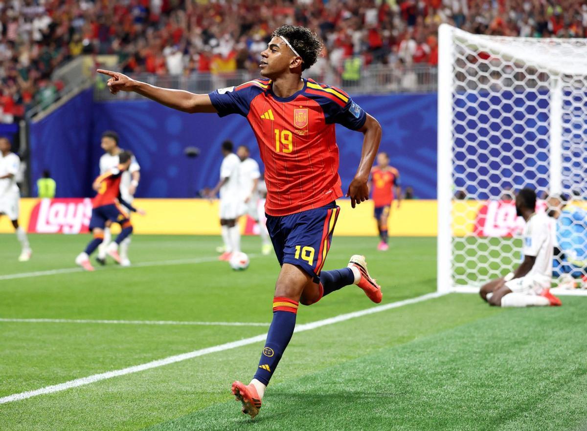 Lamine emula Pelé i Espanya recupera el "ritme infernal"