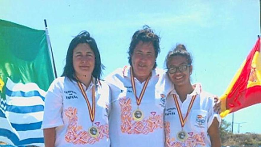 La tripleta femenina del club