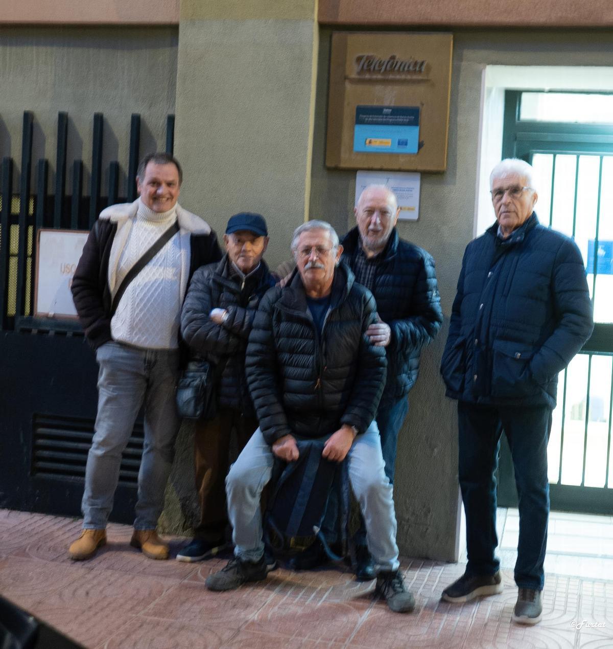 Hurtado, con sus compañeros de Telefónica, todos ya jubilados, visitaron la sede actual en Castelló.