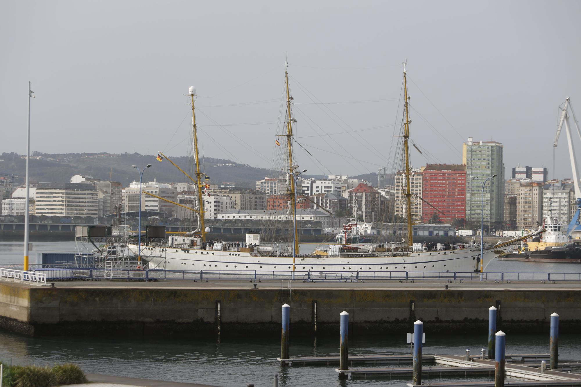 El buque escuela alemán ‘Gorch Fock’ llega al muelle de Calvo Sotelo, en A Coruña