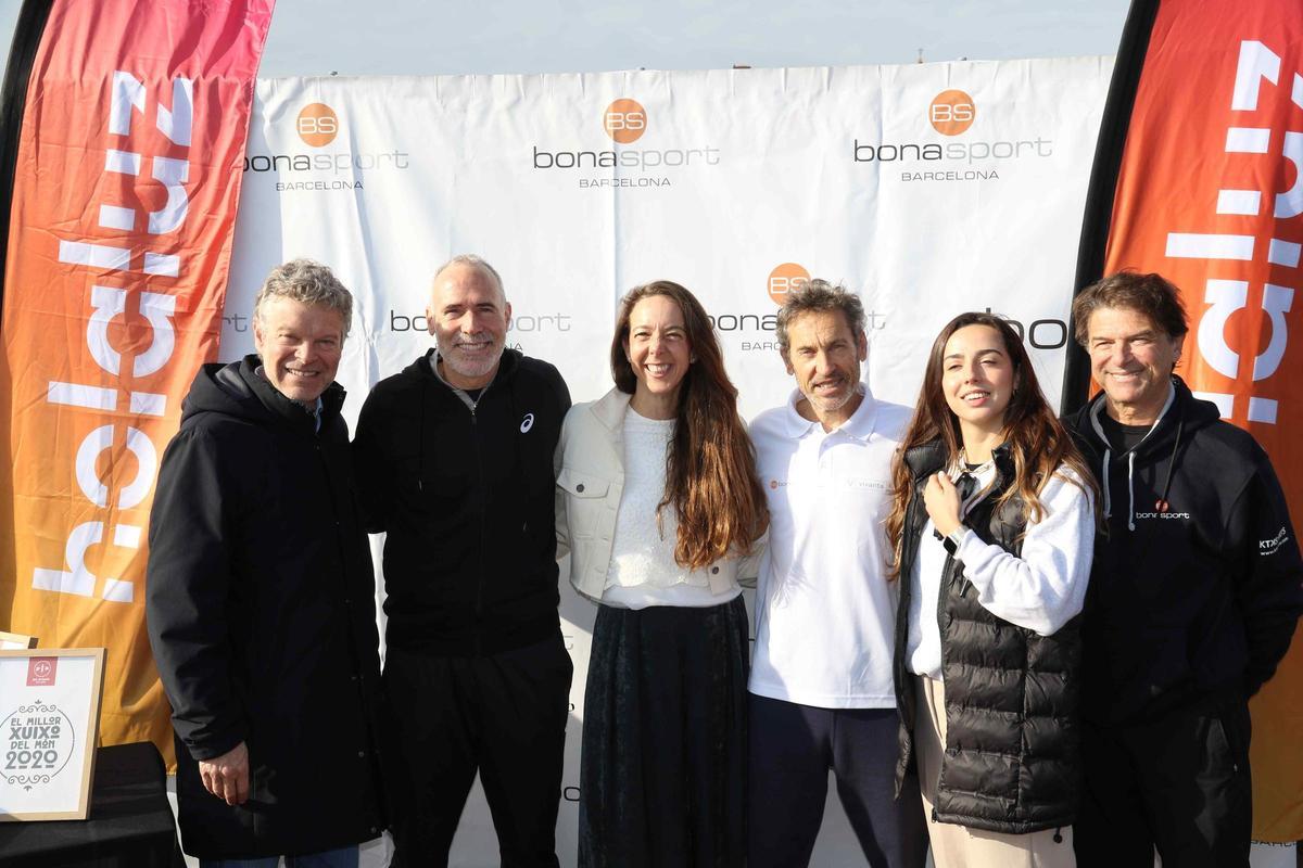 Corretja y Arrese posaron junto a Carlota Pi, fundadora de Holaluz, Joan Vehils y Iulene Servent, de Sport, y Eduard Cabré, de Bonasport