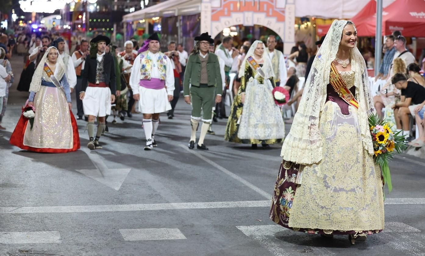 Berta y la corte completan la Ofrenda de Alicante