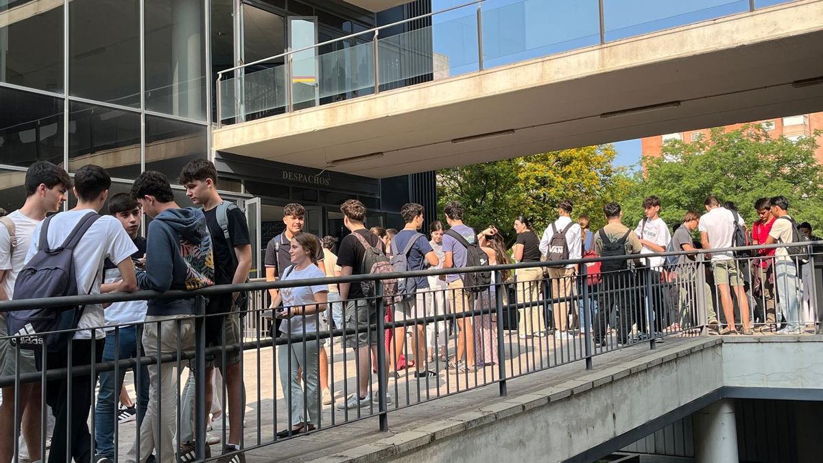 Los alumnos preparan la segunda jornada de Selectividad en la Facultad de Derecho de Sevilla