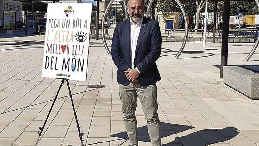 El conseller Andreu Serra presentó el cartel que se ha diseñado para esta campaña.