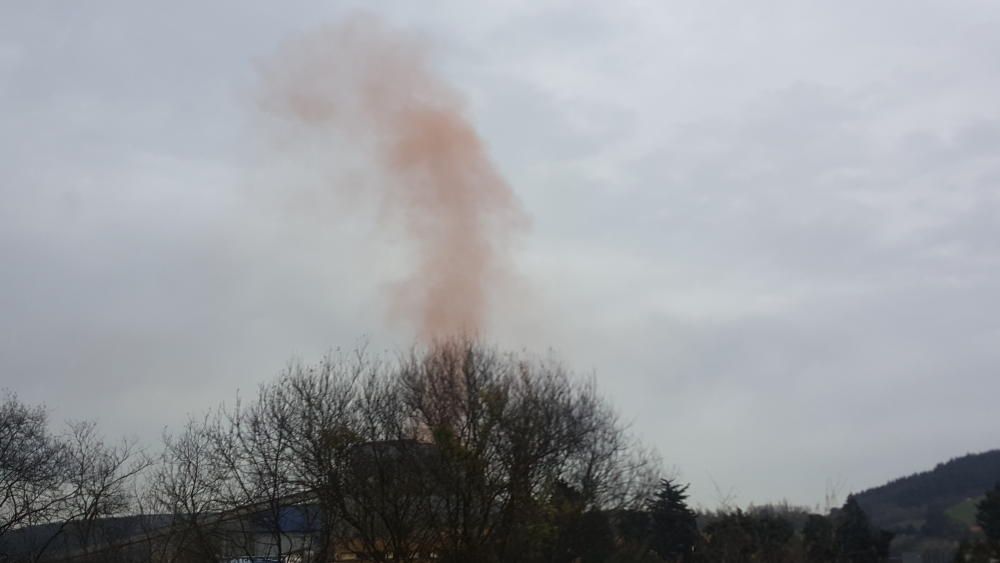 Nube de humo rojo procedente de Arcelor