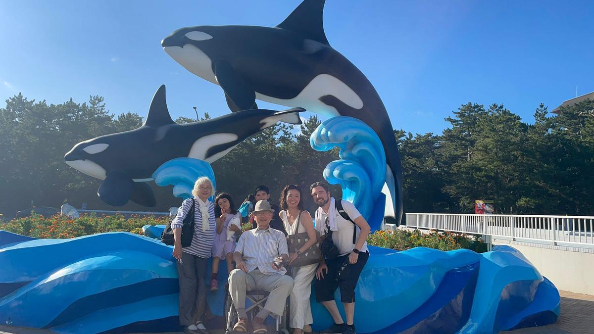 Martín junto a su familia en el parque acuático de Tsukuba.