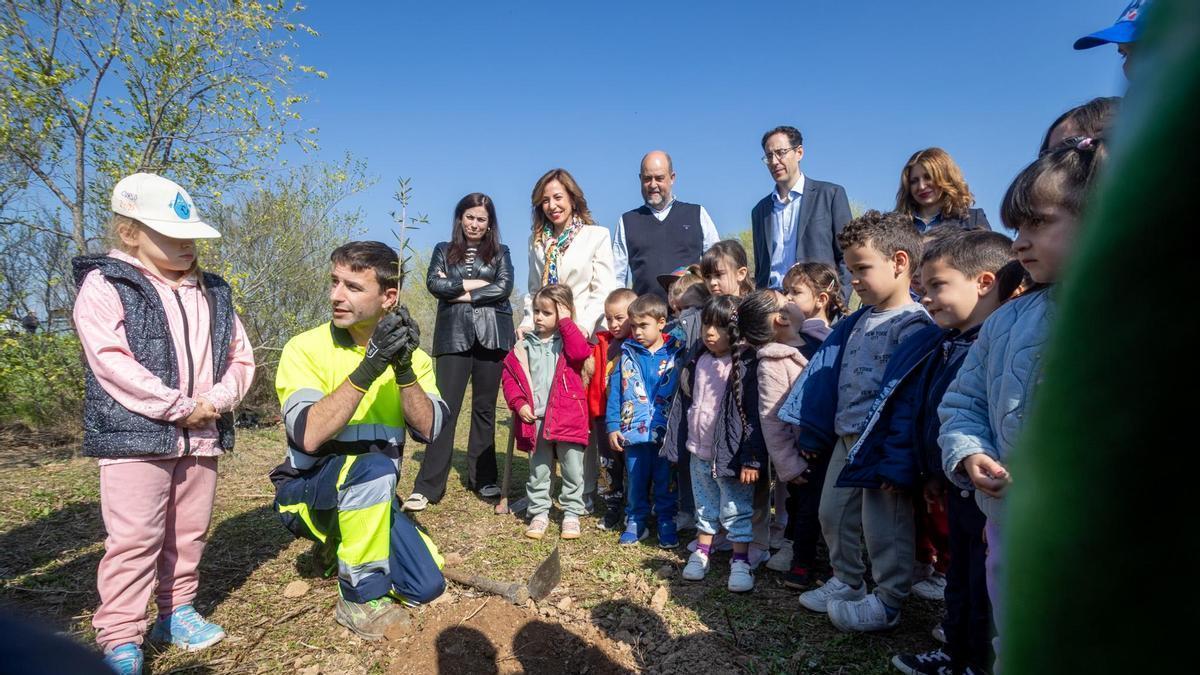 Varios escolares, este martes, durante el inicio de la reforestación en el Canal Imperial, en presencia de la alcaldes Natalia Chueca.