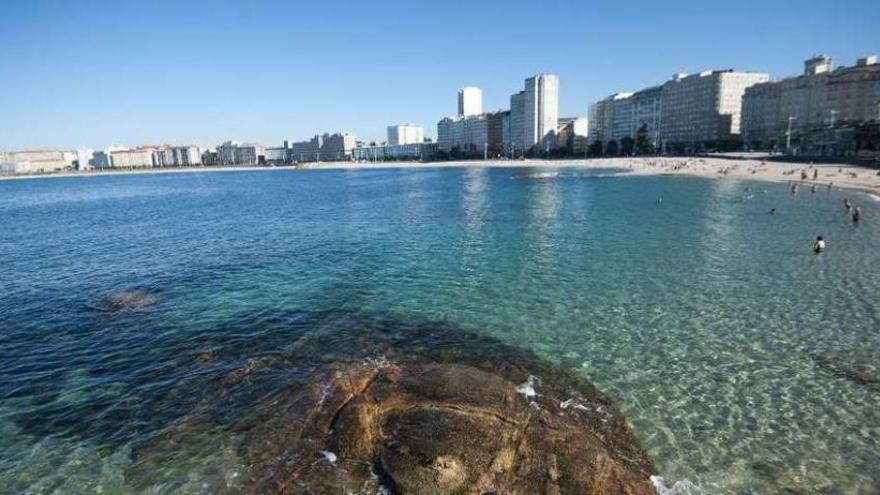 El alquiler de playa aprieta el bolsillo en A Coruña este verano: hasta 1.500 euros por una semana en Riazor