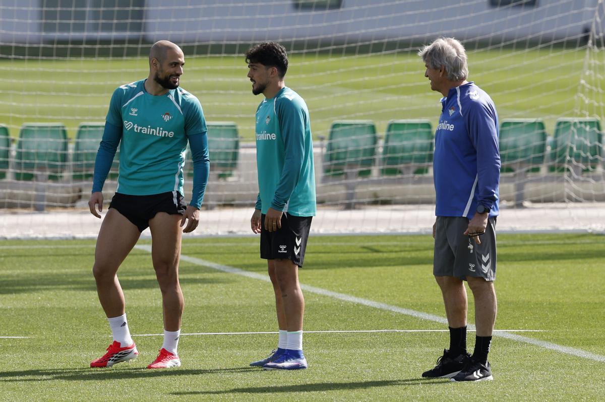 Manuel Pellegrini habla con Amrabat y Fornals durante el entrenamiento del Betis en la CD Luis del Sol previo al partido contra el Panathinaikos de vuelta de octavos de Europa League