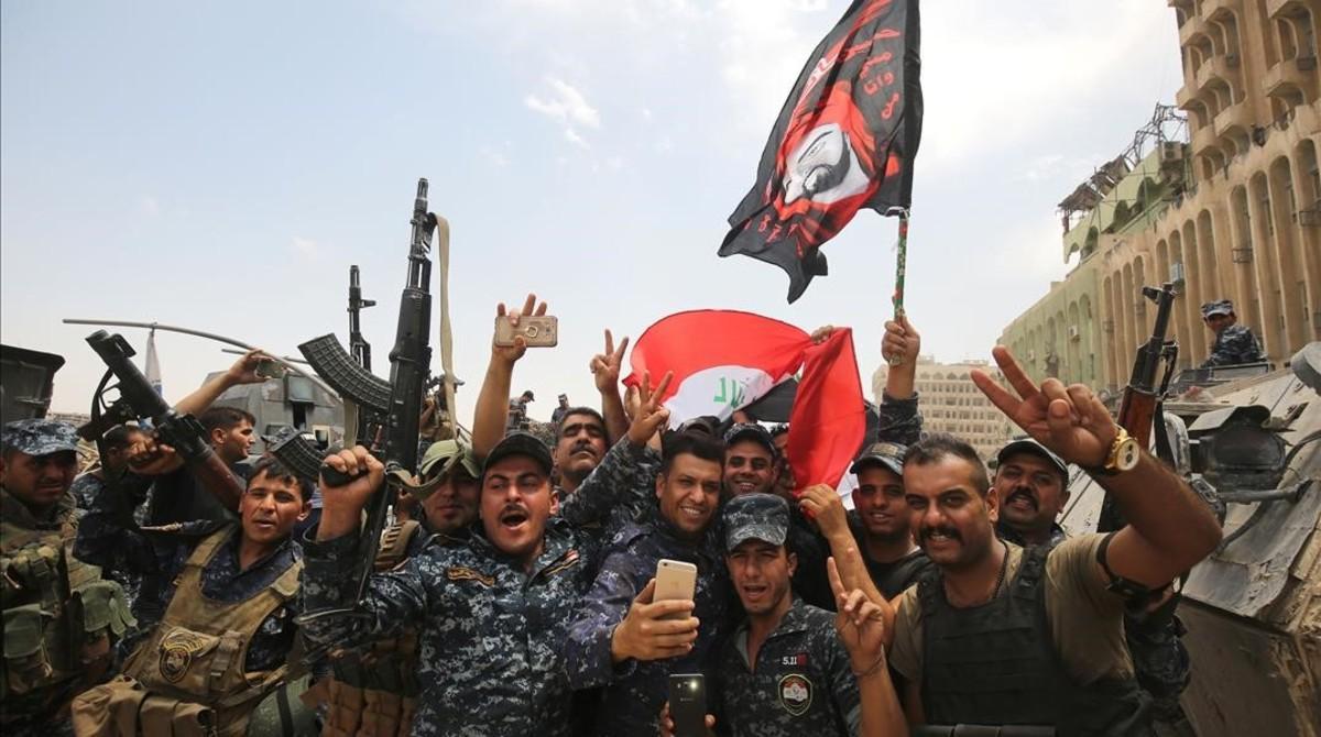 Soldados del Ejército iraquí celebran la reconquista de Mosul. Soldados del Ejército iraquí celebran la reconquista de Mosul.