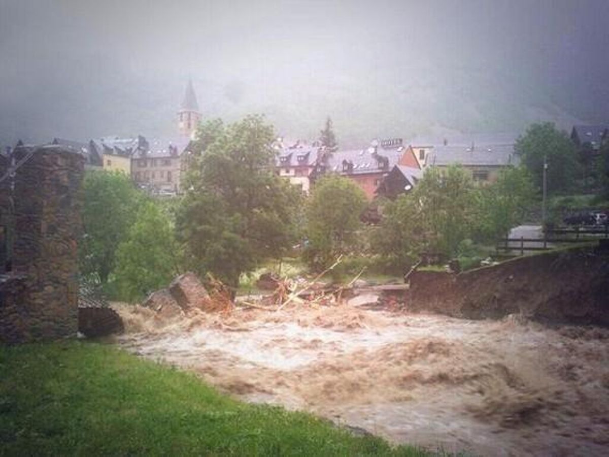 La Garona destrossa el pont de Salardú.