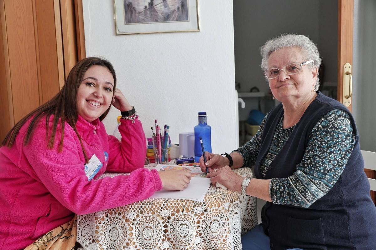 Ana y Daniela se pasan la mañana pintando y haciendo sopas de letras.