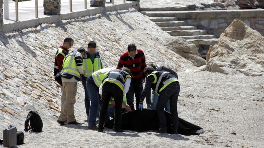 Policías y efectivos de Emergencias rodean el cadáver