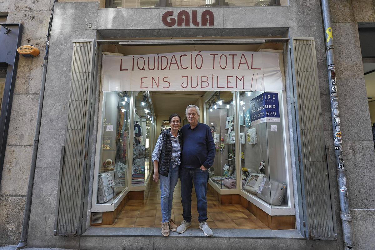 Rosa Maria Campsolinas i Isidre Serra fora la botiga, al carrer de l'Argenteria.