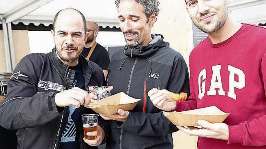 Los asistentes disfrutaron del maridaje de pinchos con cerveza.  // R.G.