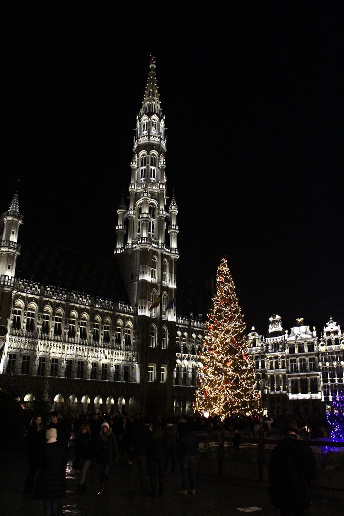 La Grand Place de Bruselas se transforma en Navidad