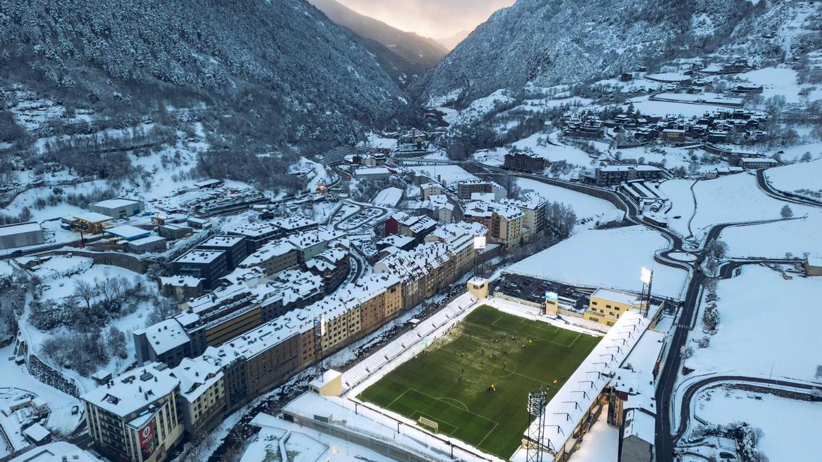 El campo del Andorra FC tras la intensa nevada.
