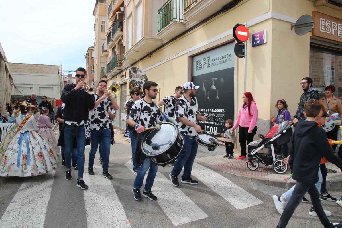 El ir y venir de la música de las charangas fue una constante durante todo el viernes.