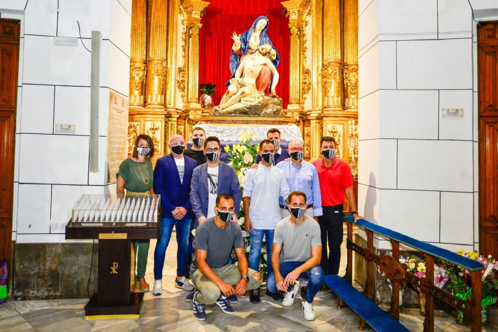 El FC Cartagena realiza una ofrenda a la Caridad