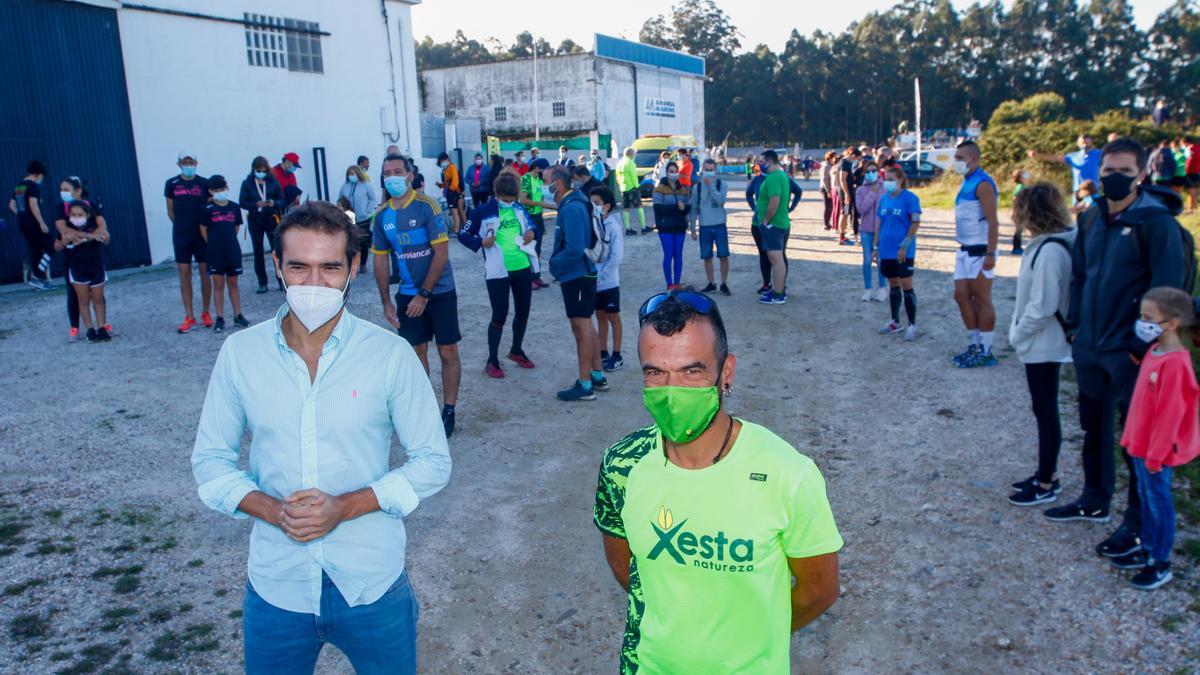 El diputado de Deportes, Gorka Gómez, y un miembro de la empresa organizadora, Xesta Natura, minutos antes de la salida, junto a los astilleros de O Facho (Castrelo)