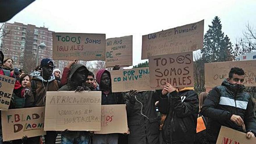 Manifestants a la residència d&#039;acollida d&#039;Hortaleza.