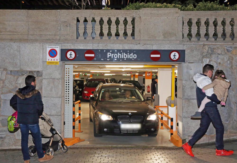 Las calles de Vigo, de nuevo atestadas de gente y de coches // Marta G. Brea