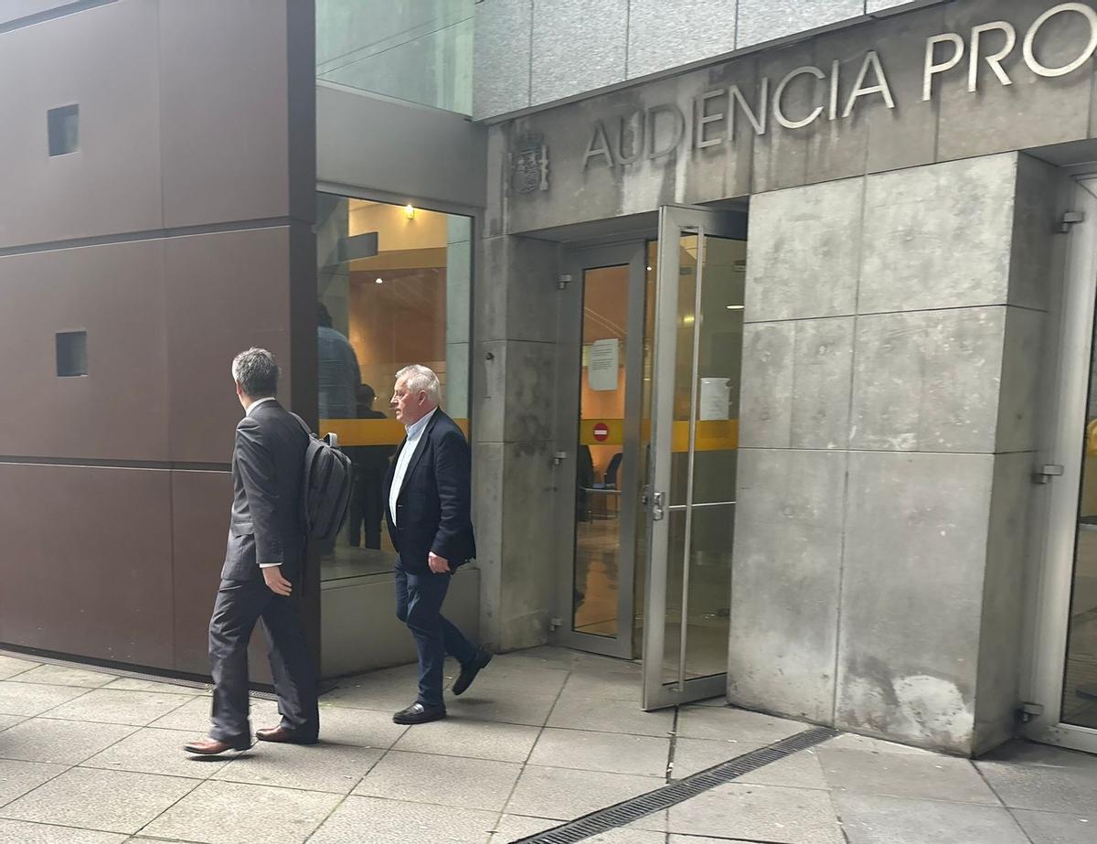 Javier F. D., a la derecha, abandona la Audiencia Provincial.