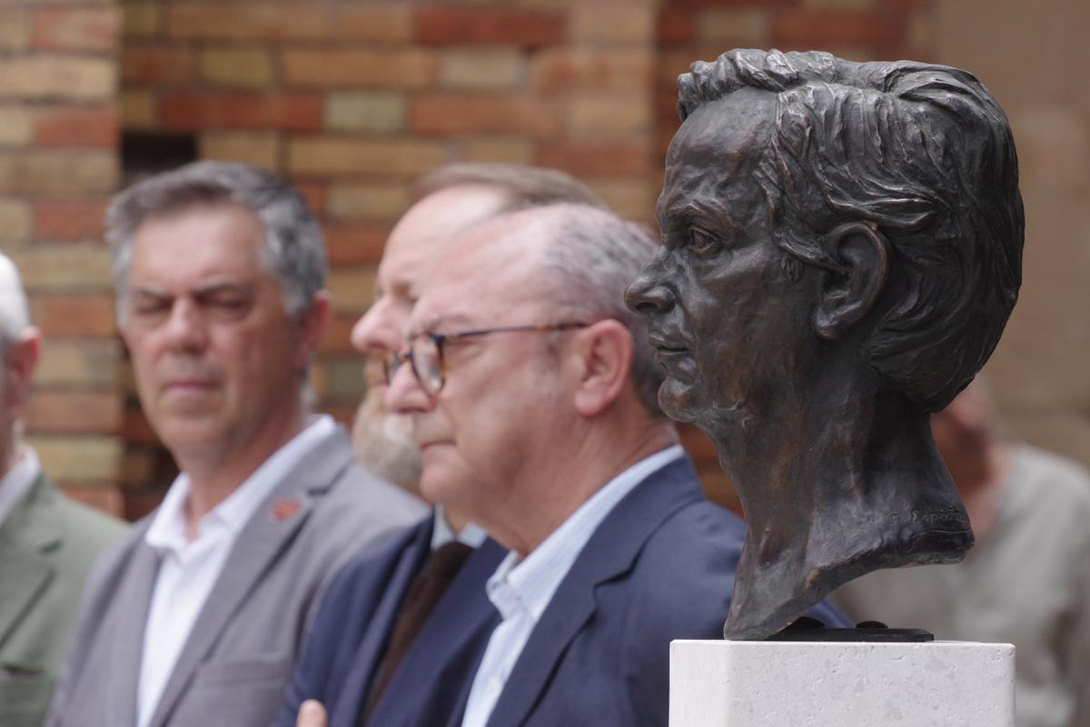 El Ayuntamiento instala un monumento en los jardines del Hospital Noble en reconocimiento al pintor Félix Revello de Toro
