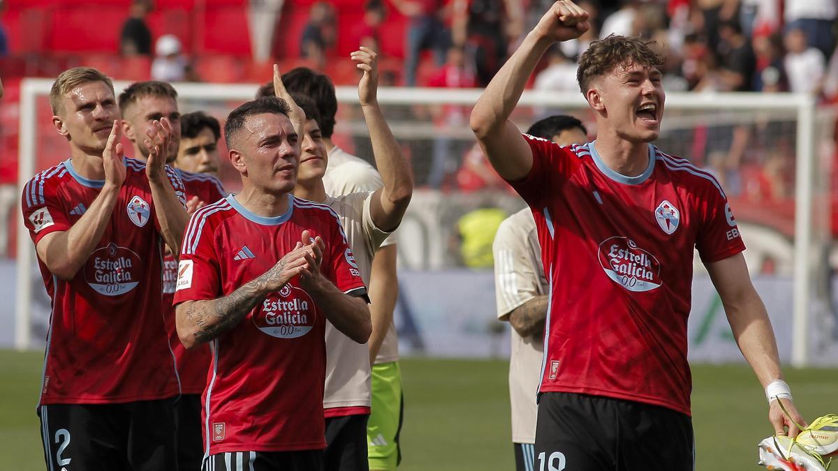 Los jugadores del Celta celebran la victoria en el Pizjuán.