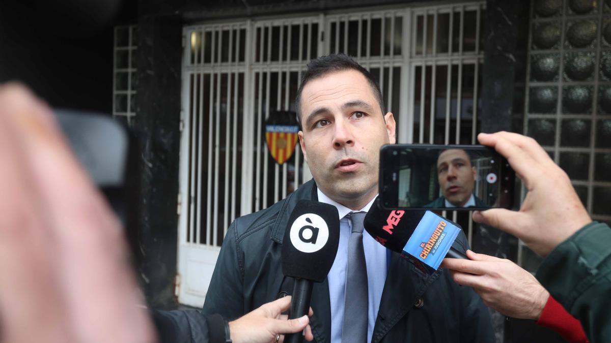 José Pérez atiende a los medios de comunicación en la Junta de Accionistas del Valencia CF