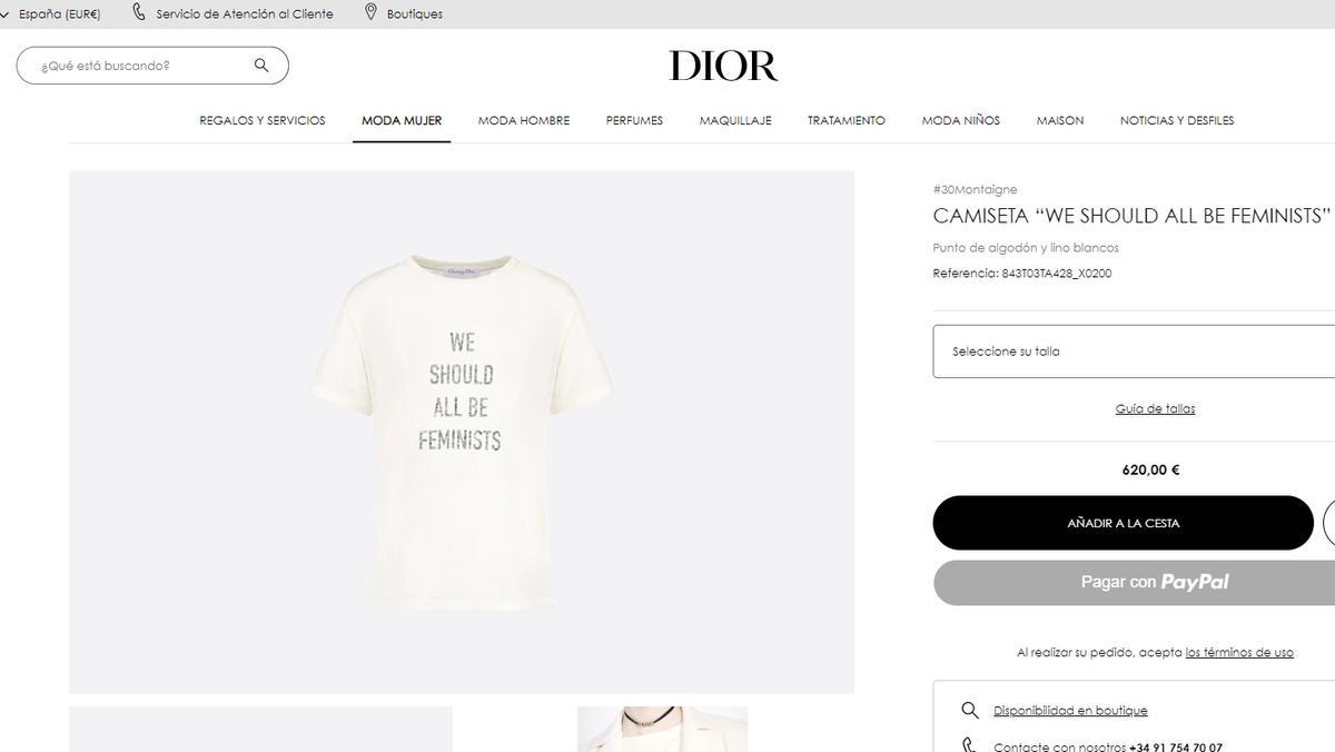 La emblemática camiseta 'We Should All Be Feminist' se vende aún en la web de Dior, por 620 euros.