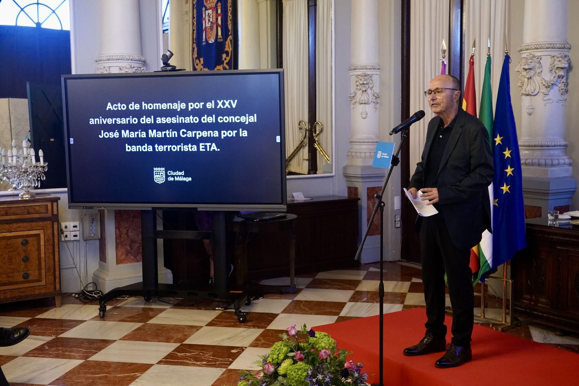  La emoción y la memoria, los momentos asociados al dolor, irrumpieron de regreso al alma de los presentes en el homenaje institucional a Martín Carpena celebrado en el Salón de los Espejos del Ayuntamiento de Málaga. En el mismo lugar en el que hace un cuarto de siglo estuvo situada la capilla ardiente en la que lo lloró su ciudad. 
