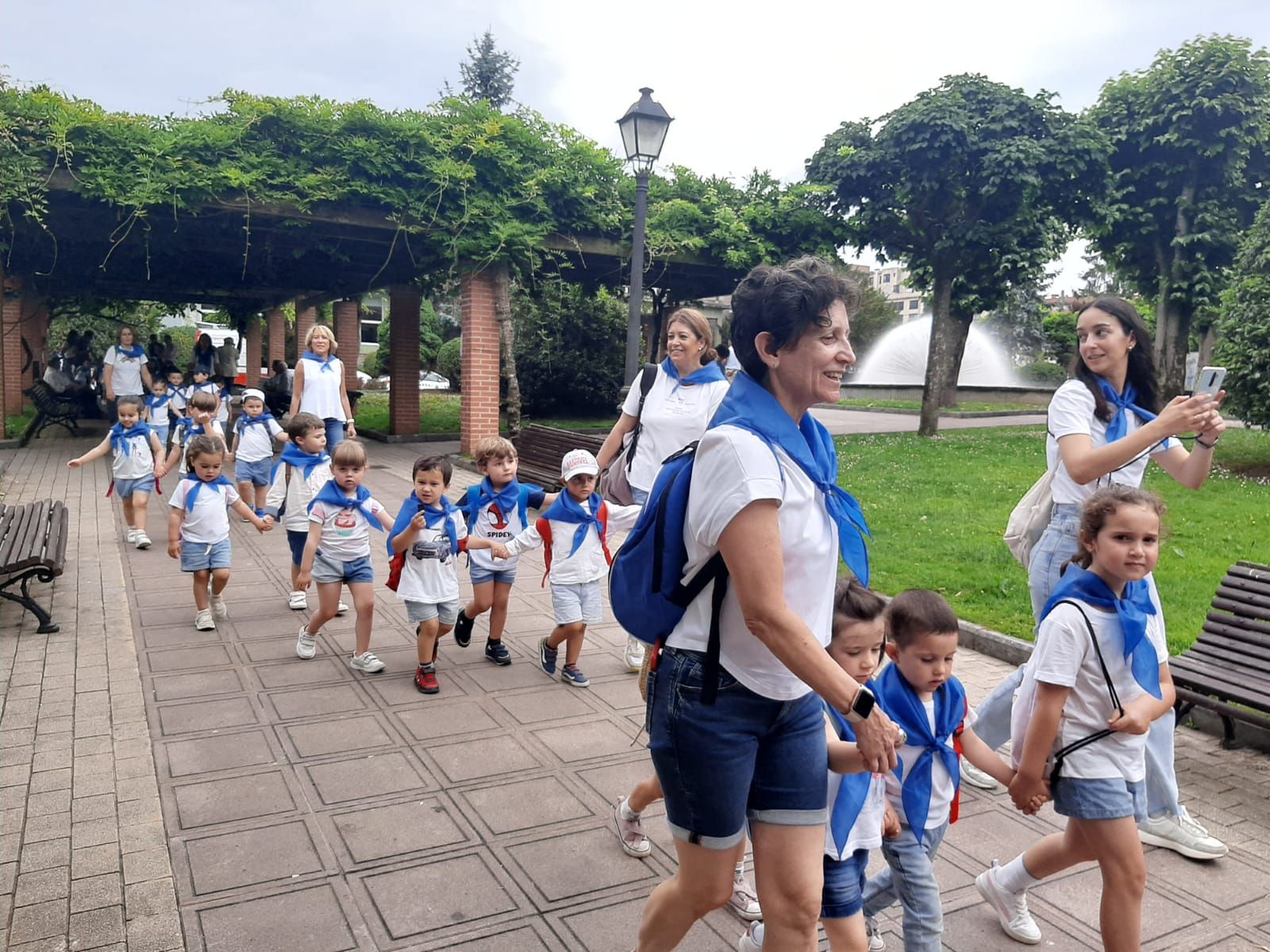 Los niños de la Pola ensayan para el Carmín: así ha sido la romería de la Escuela Peña Careses