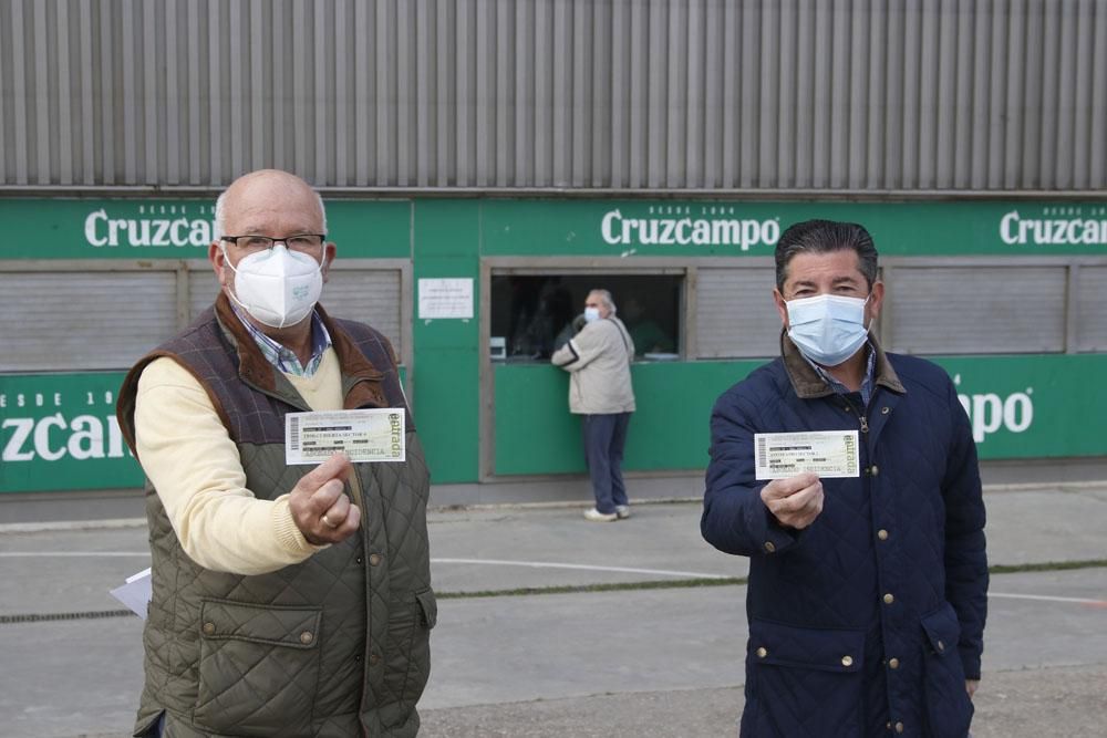 Los aficionados del Córdoba CF comienza a recoger las entradas del partido del domingo.