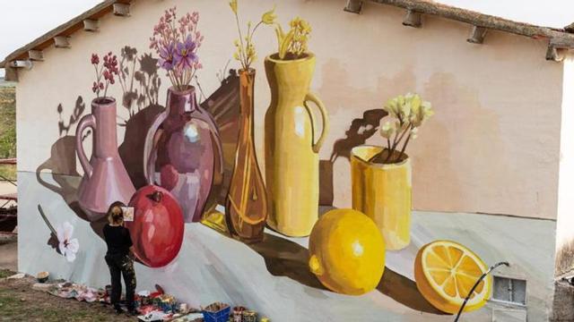 Bodegón mural en la entrada de Plenas.