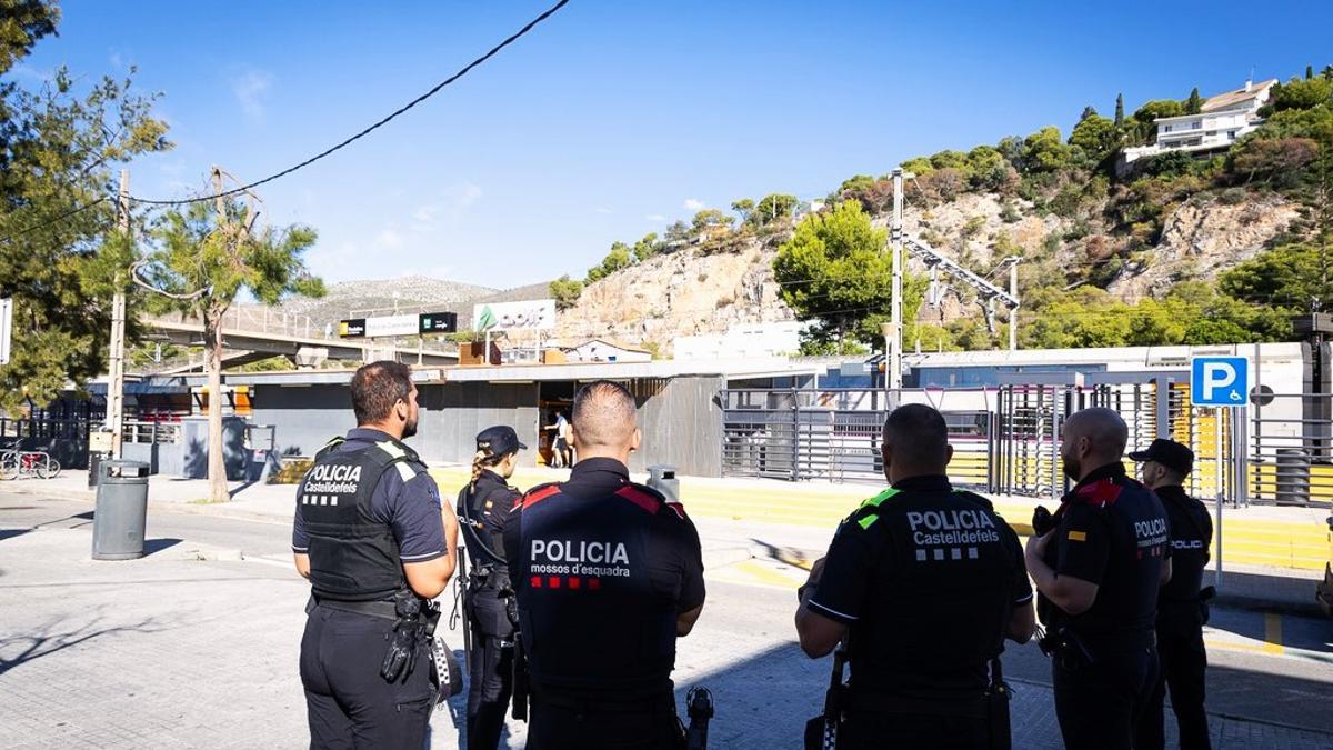 Dispositivo conjunto de la Policía Municipal de Castelldefels, los Mossos d'Esquadra y Policía Nacional contra el 'top manta' en Castelldefels.