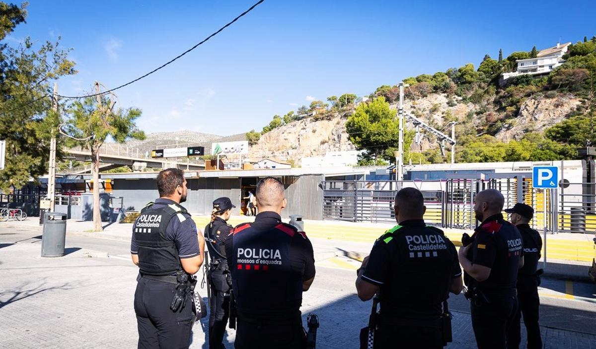 Dispositivo conjunto de la Policía Municipal de Castelldefels, los Mossos d'Esquadra y Policía Nacional contra el 'top manta' en Castelldefels.