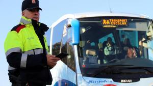 Los Mossos en un control en Santpedor para controlar el transporte escolar.