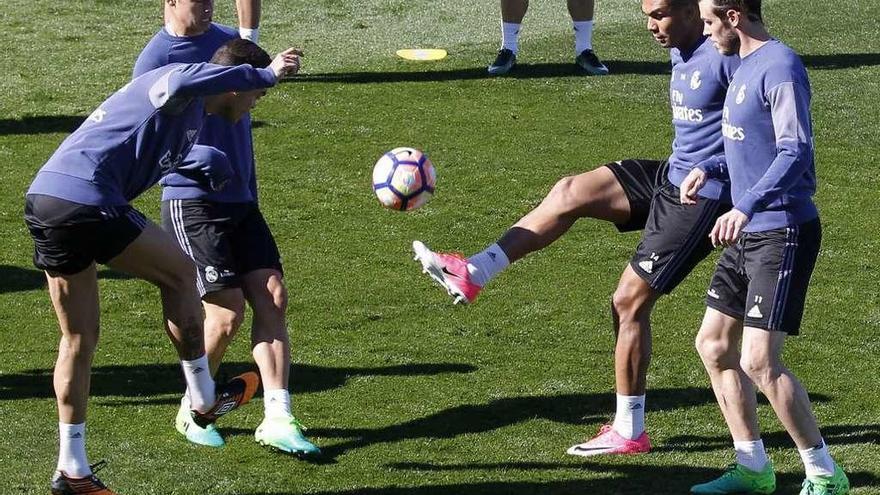 Pepe, Cristiano, Casemiro y Bale, durante el entrenamiento de ayer. // Efe