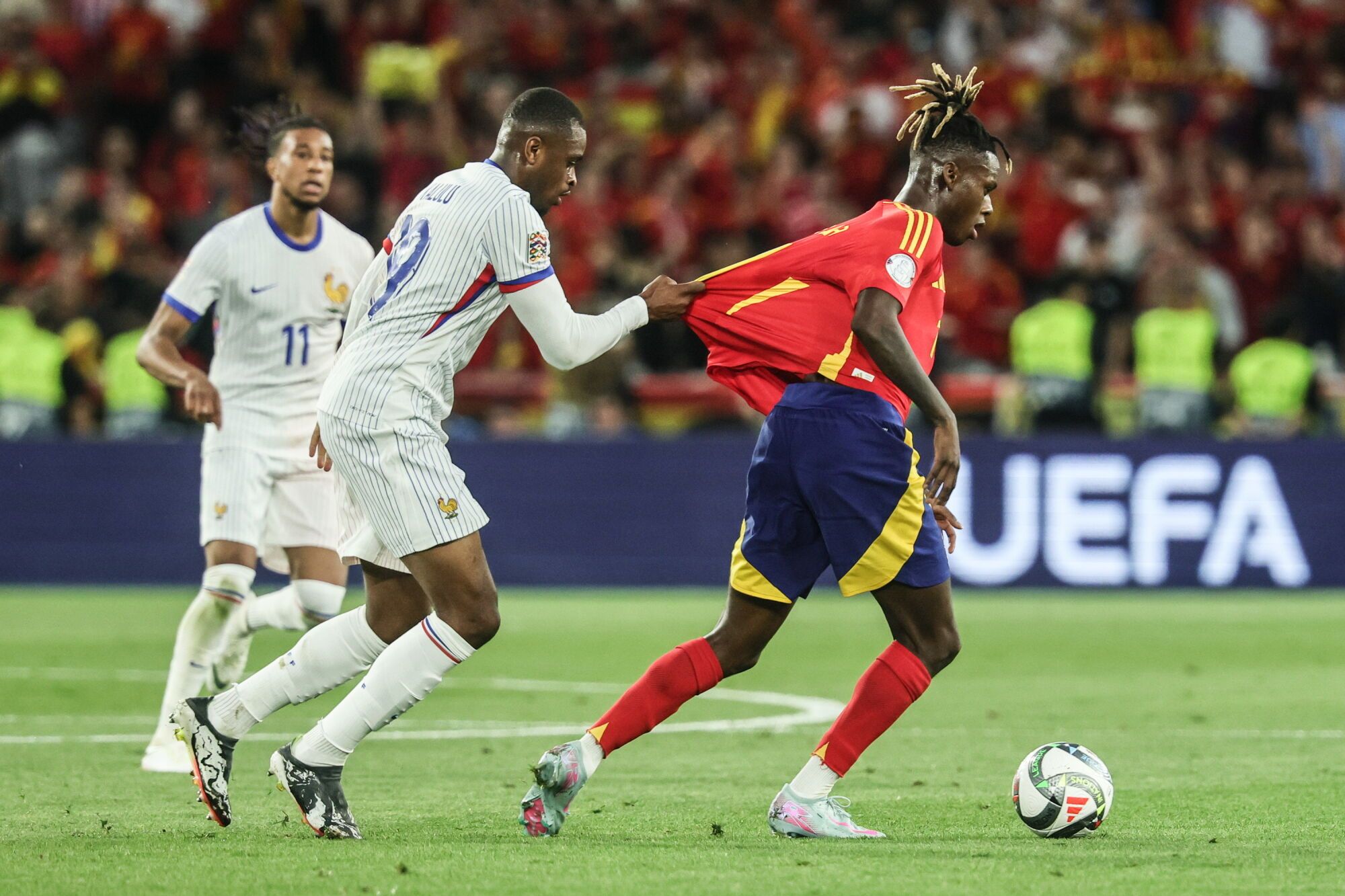 Stuttgart (Germany), 05/06/2025.- Spain’s Nico Williams (R) in action against France's Pierre Kalulu during the UEFA Nations League semi-final soccer match between Spain and France, in Stuttgart, Germany, 05 June 2025.  (Francia, Alemania, España) EFE/EPA/RONALD WITTEK