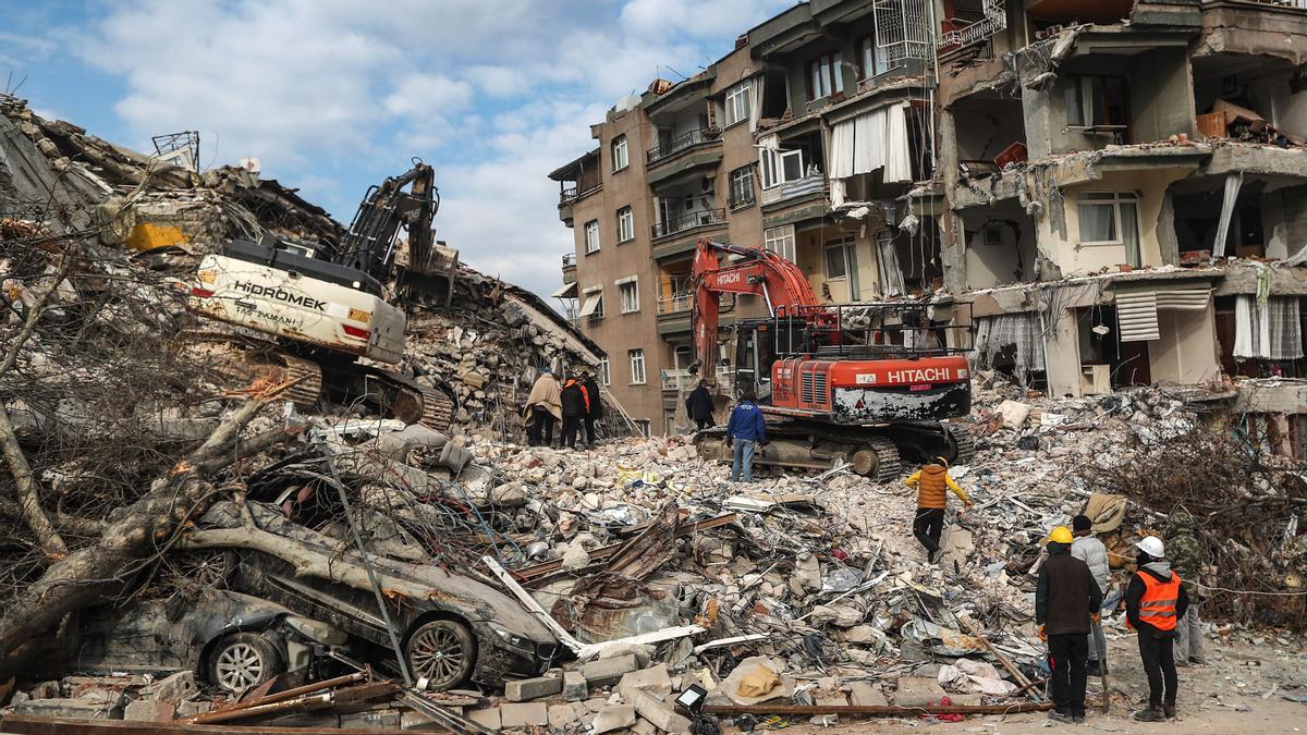 Las excavadoras trabajan en un edificio derrumbado en la ciudad turca de Hatay cinco días después del terremoto