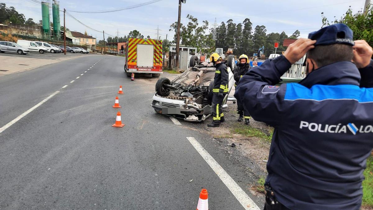 Vehículo siniestrado esta mañana en Sada.