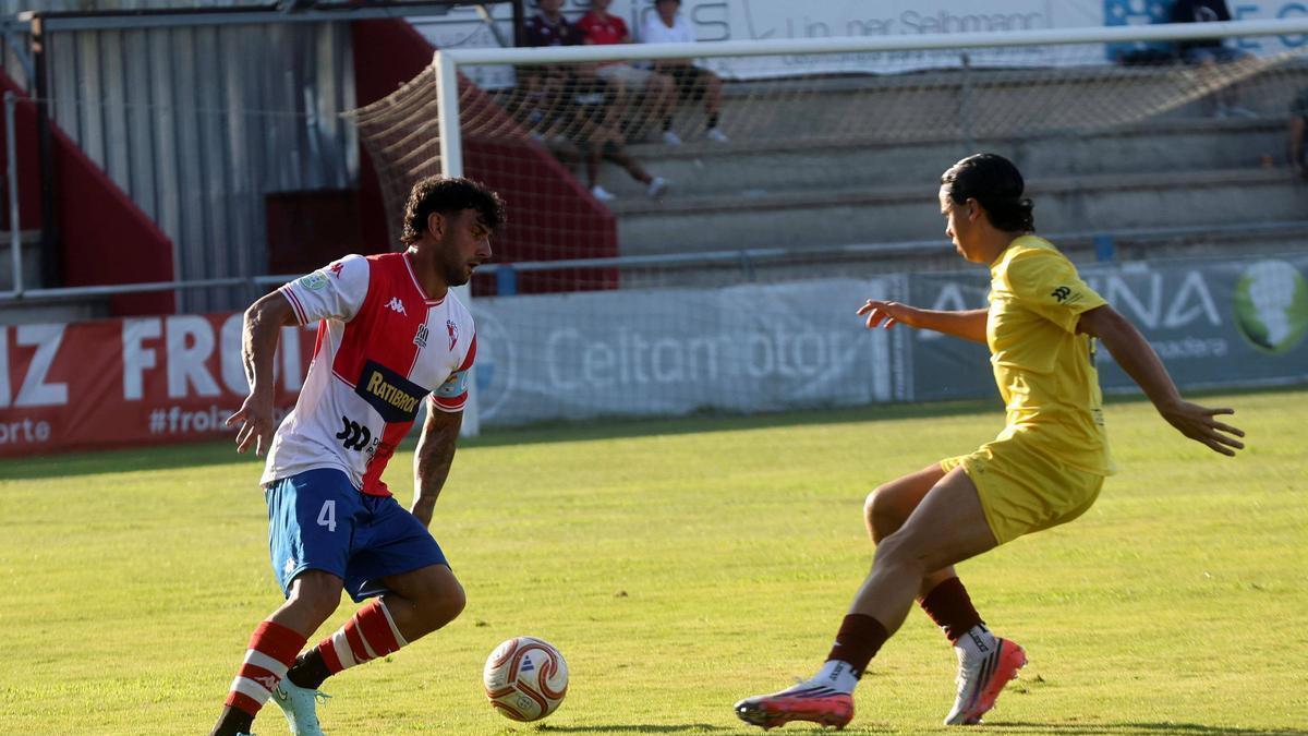 Pacheco y Comparada en un lance del partido jugado en A Lomba.